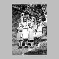 037-0028 Lenchen Kretschmer Bildmitte, mit den Schwestern Hildegard und Elfriede Riemann.jpg